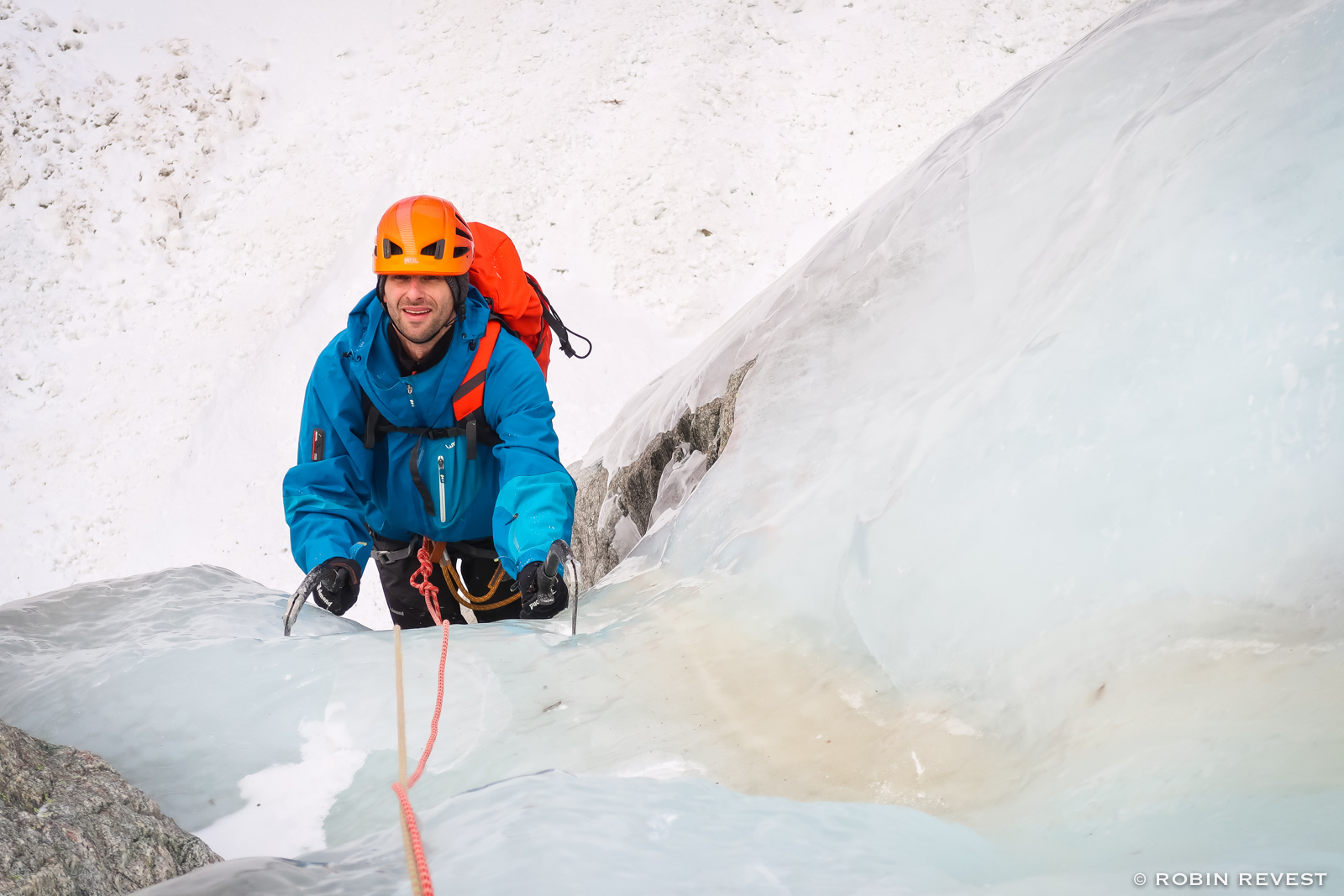 Alpiniste dans la goulotte la Canaille